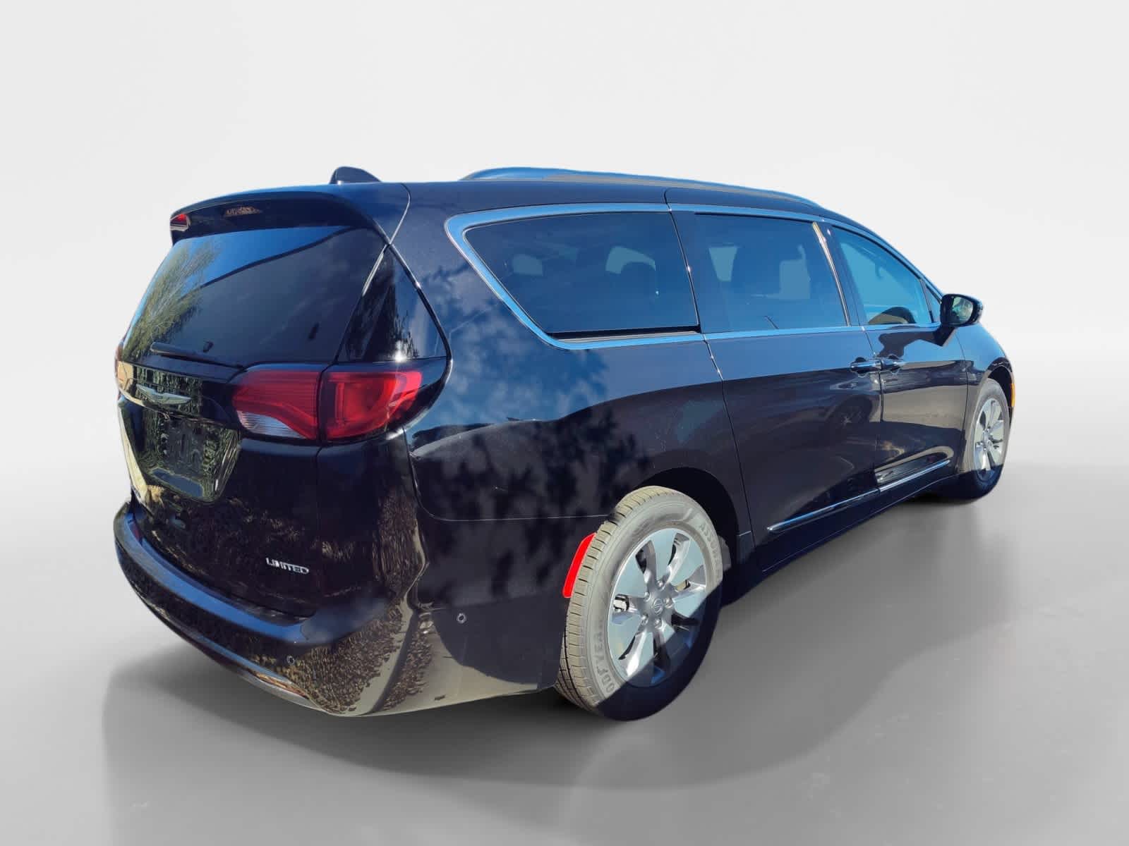 Thumbnail: 2017 Chrysler Pacifica - 3