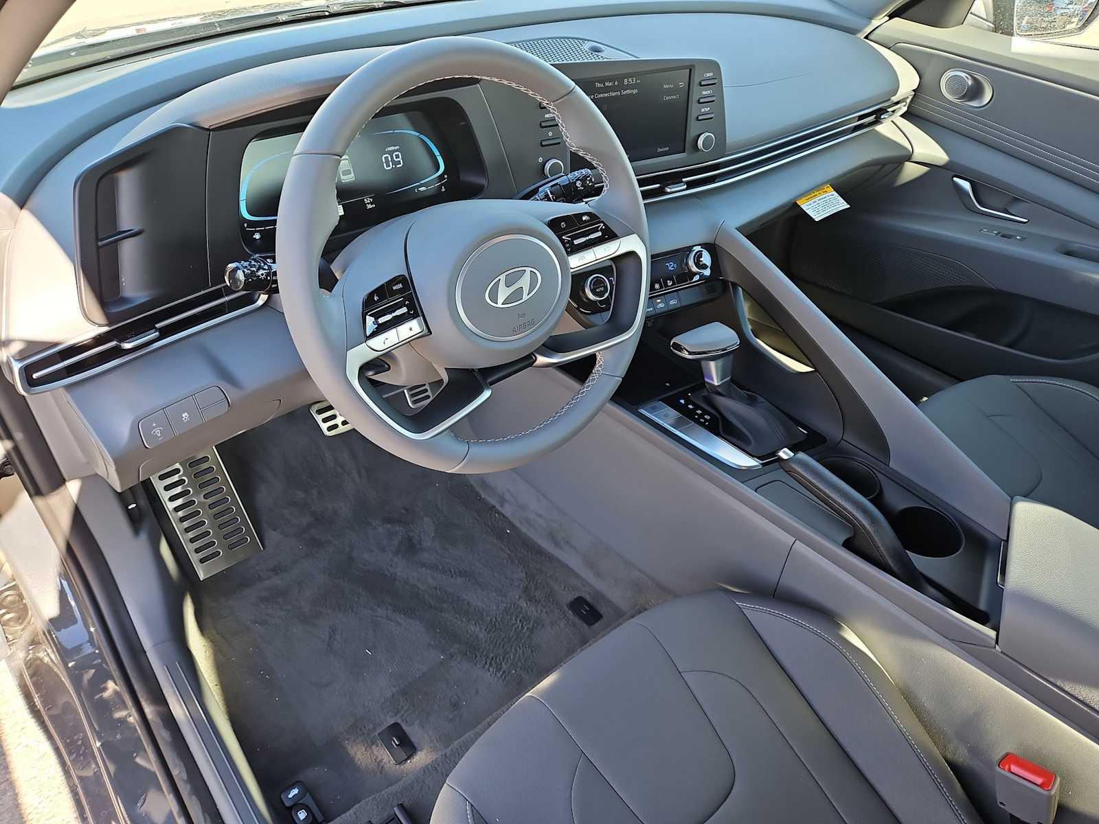 2025 Hyundai Elantra SEL Sport photo 2