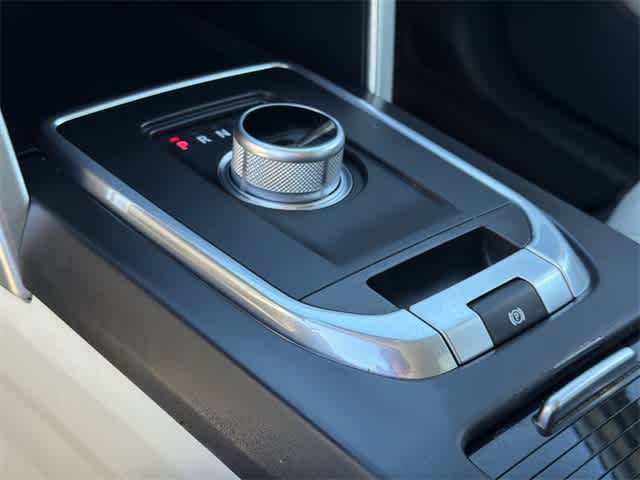 Thumbnail: 2016 Land Rover Discovery Sport - 25