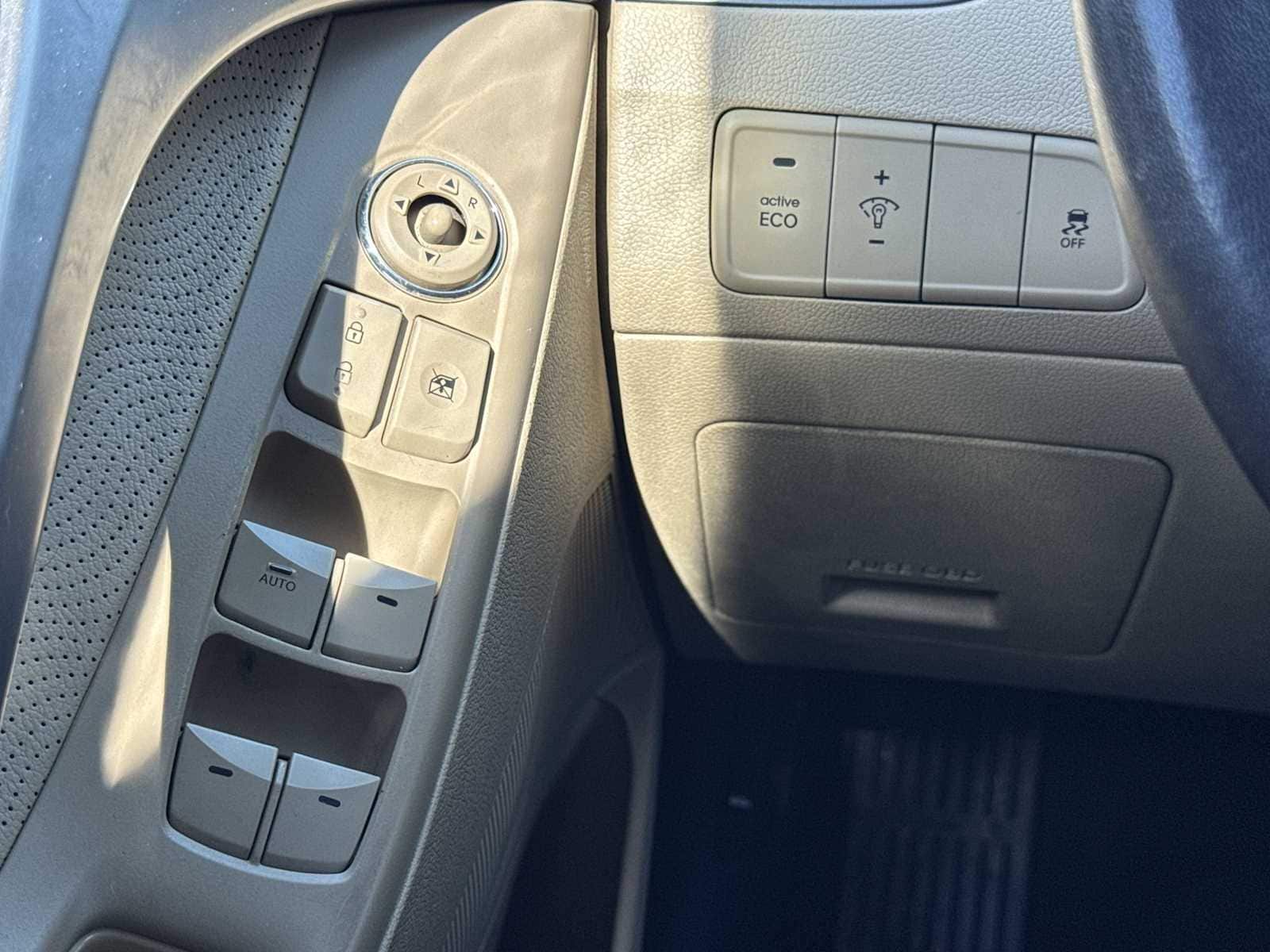 Thumbnail: 2012 Hyundai Elantra - 14