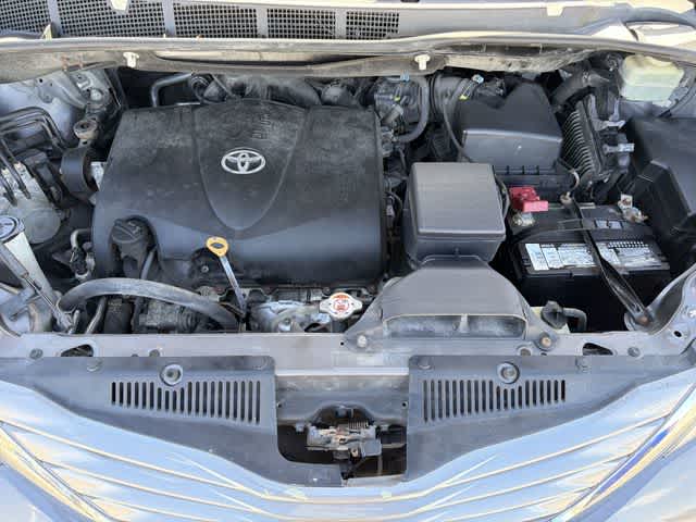 Thumbnail: 2017 Toyota Sienna - 12