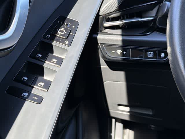 Thumbnail: 2023 Kia Niro - 15