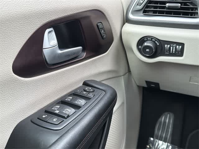 Thumbnail: 2017 Chrysler Pacifica - 21