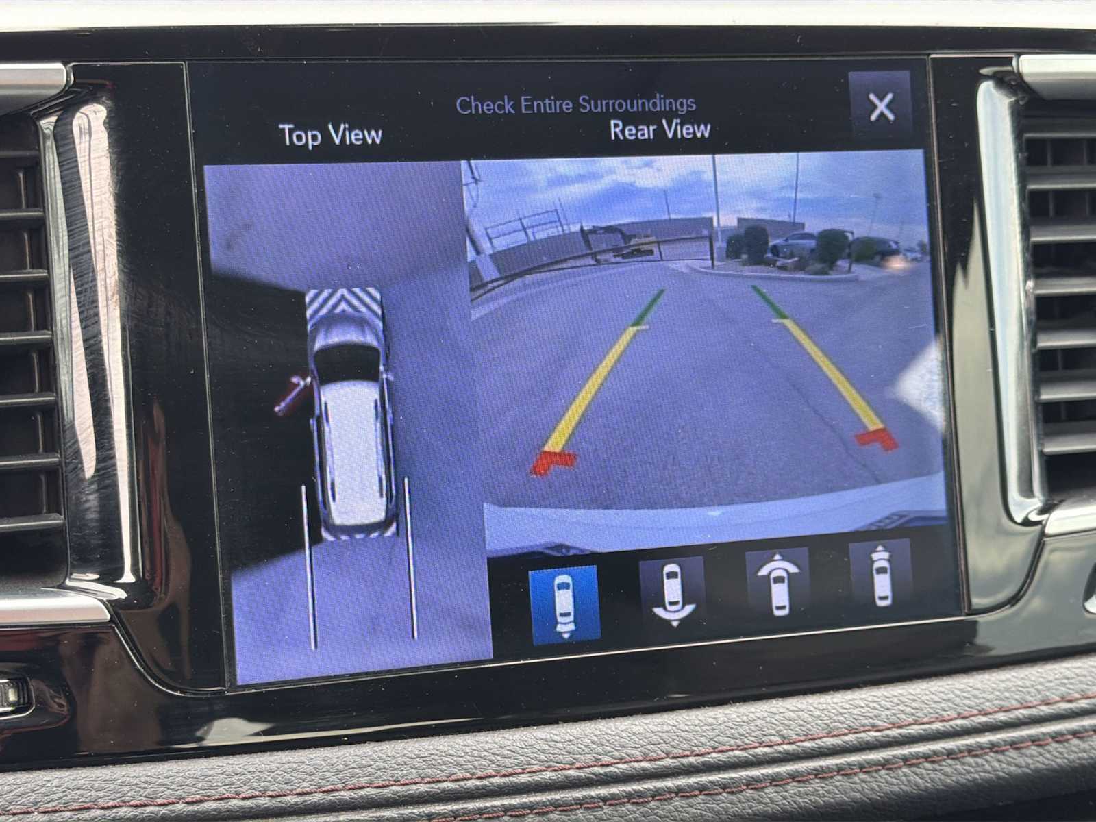 Thumbnail: 2017 Chrysler Pacifica - 10