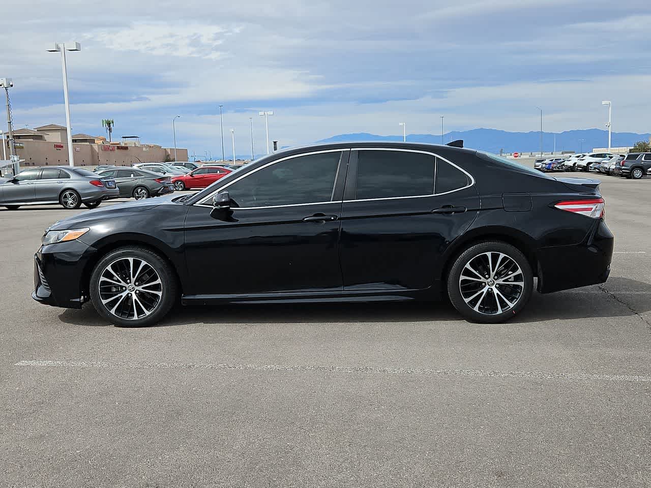 2020 Toyota Camry SE 3