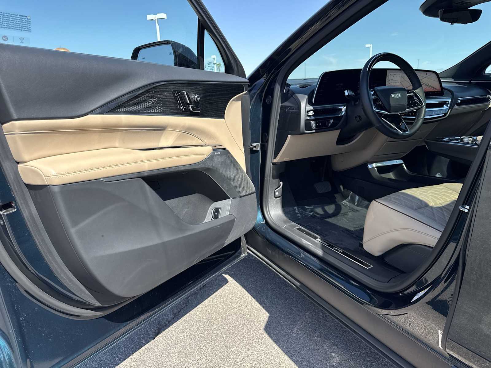 Thumbnail: 2024 Cadillac Lyriq - 10