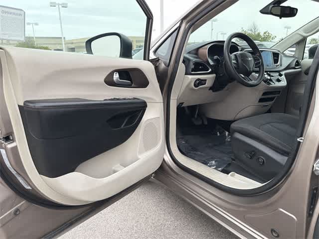 Thumbnail: 2017 Chrysler Pacifica - 16