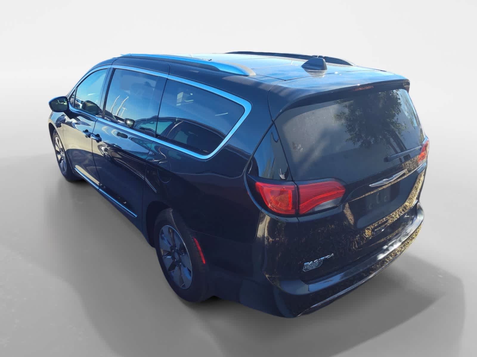 Thumbnail: 2017 Chrysler Pacifica - 4