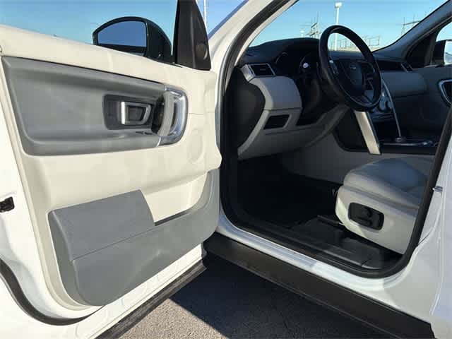 Thumbnail: 2016 Land Rover Discovery Sport - 16