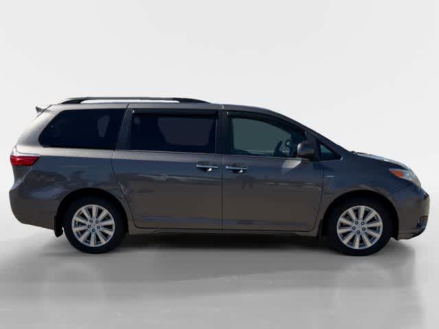 Thumbnail: 2017 Toyota Sienna - 6