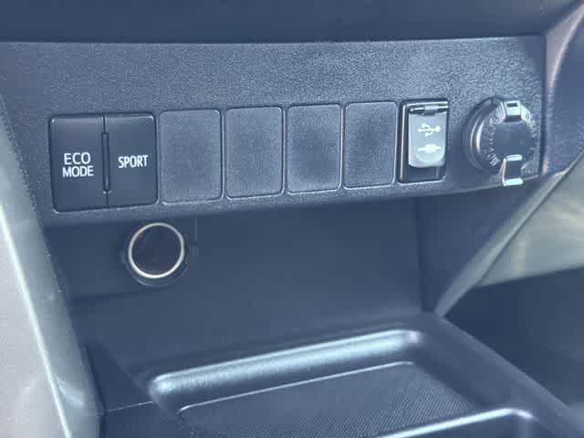 Thumbnail: 2015 Toyota RAV4 - 23