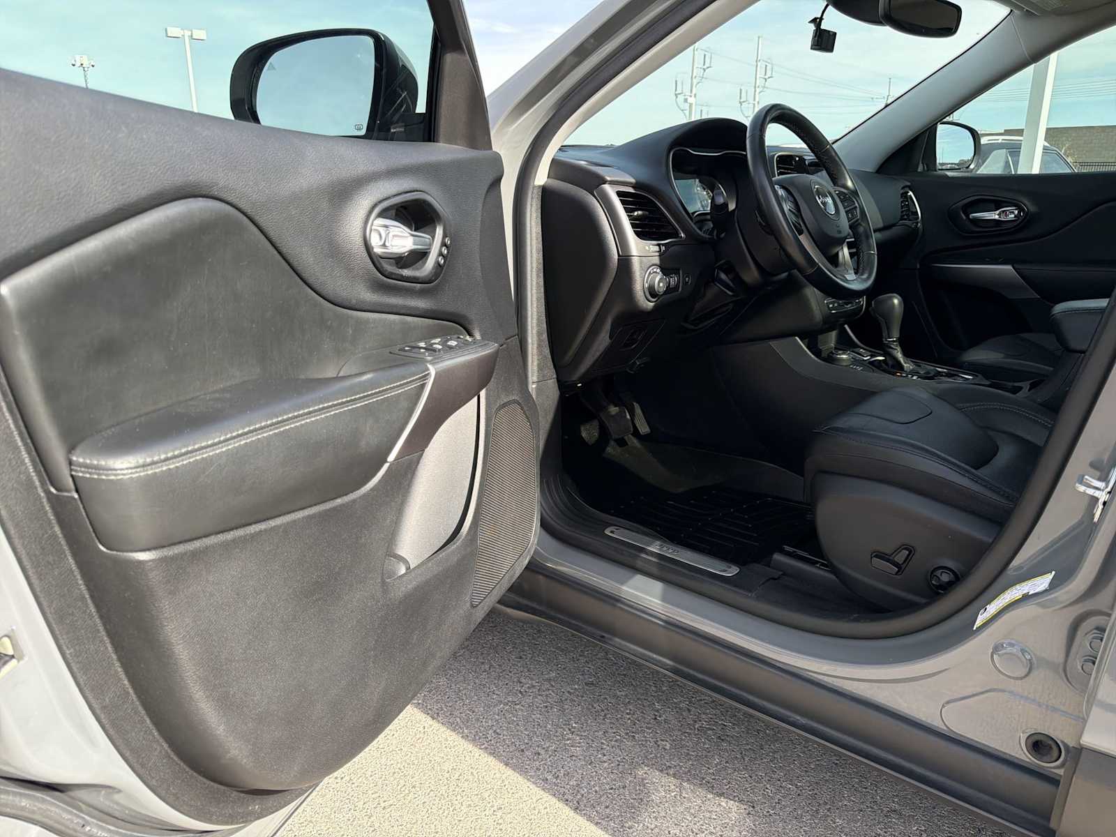 Thumbnail: 2021 Jeep Cherokee - 10