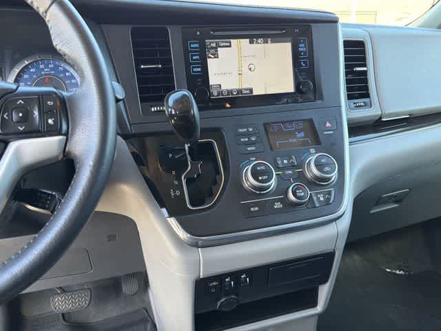 Thumbnail: 2017 Toyota Sienna - 22