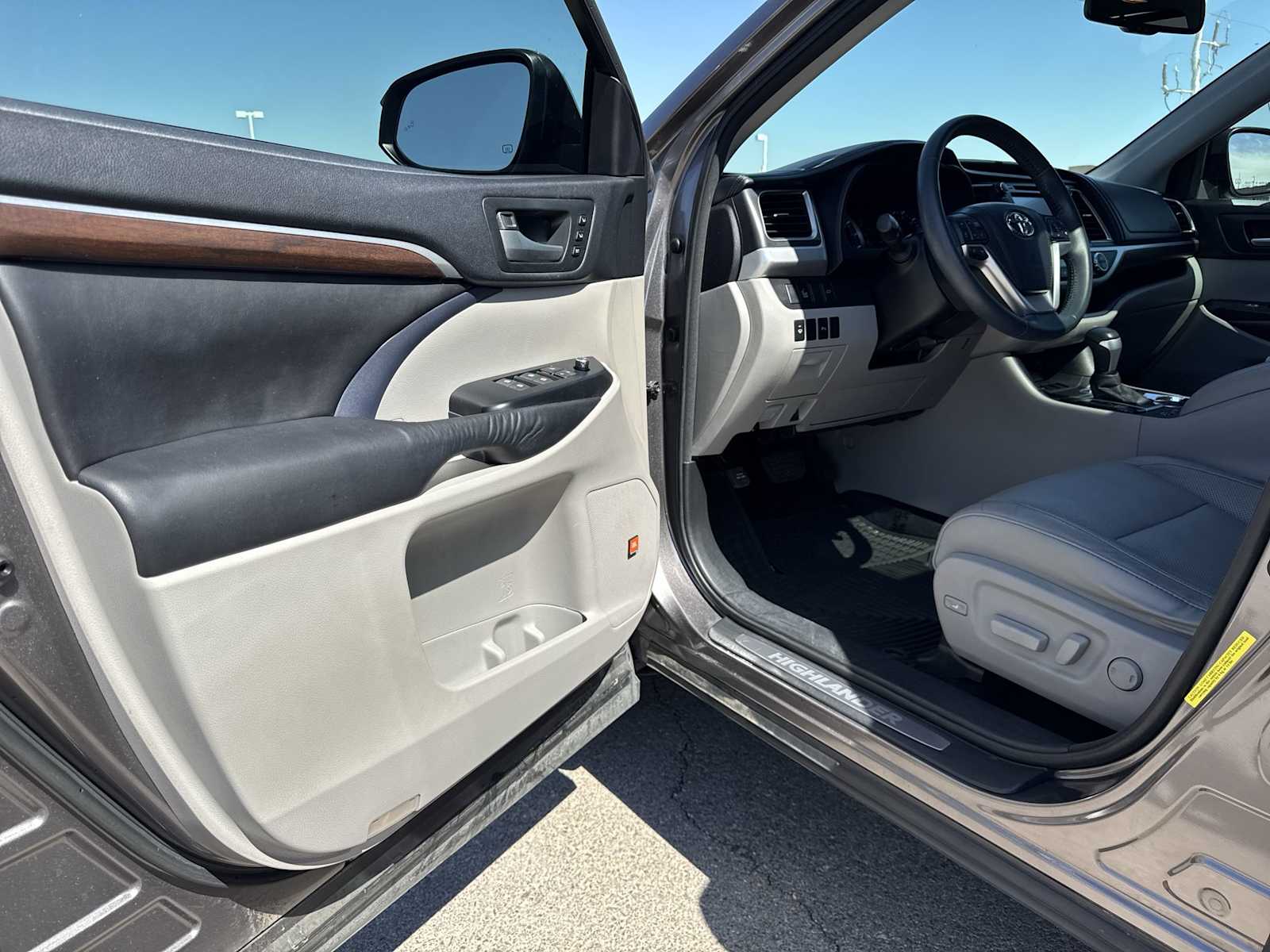 Thumbnail: 2016 Toyota Highlander - 10