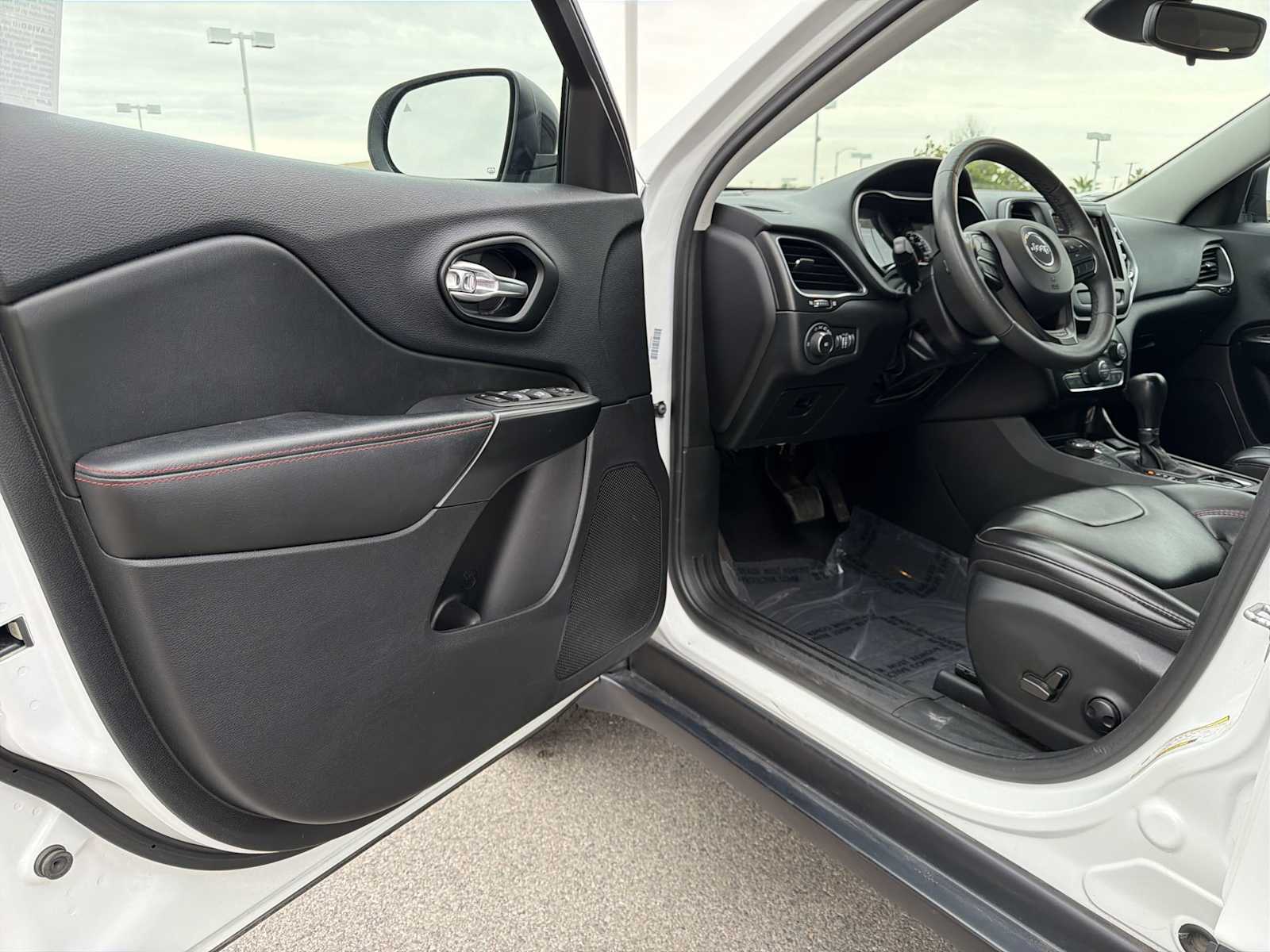 Thumbnail: 2022 Jeep Cherokee - 10