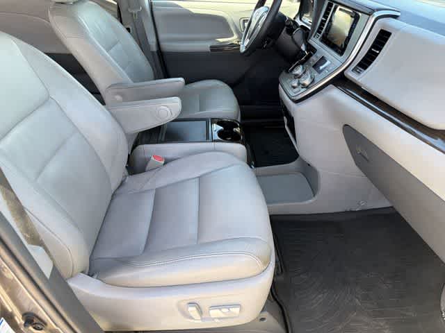Thumbnail: 2017 Toyota Sienna - 20