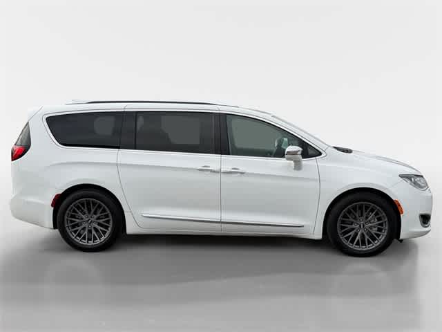 Thumbnail: 2017 Chrysler Pacifica - 15