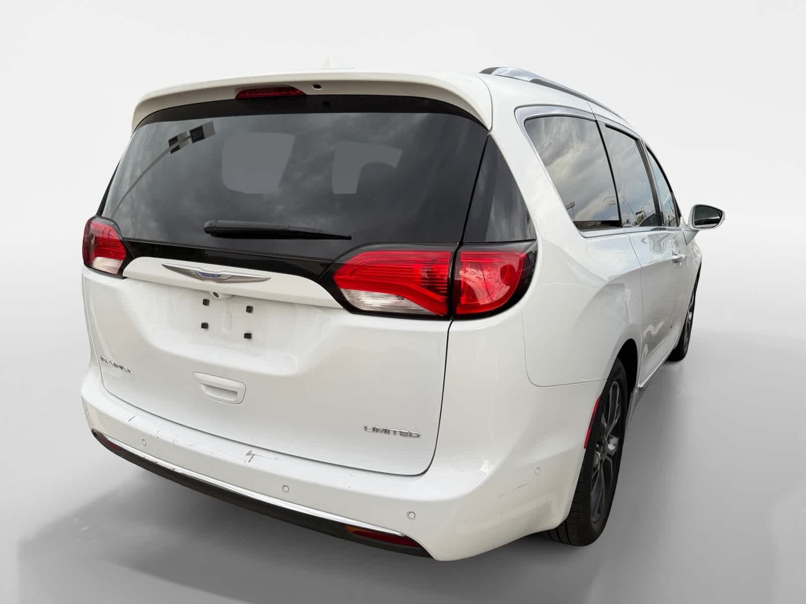 Thumbnail: 2017 Chrysler Pacifica - 3