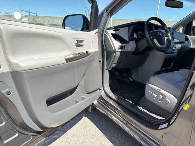 Thumbnail: 2017 Toyota Sienna - 10