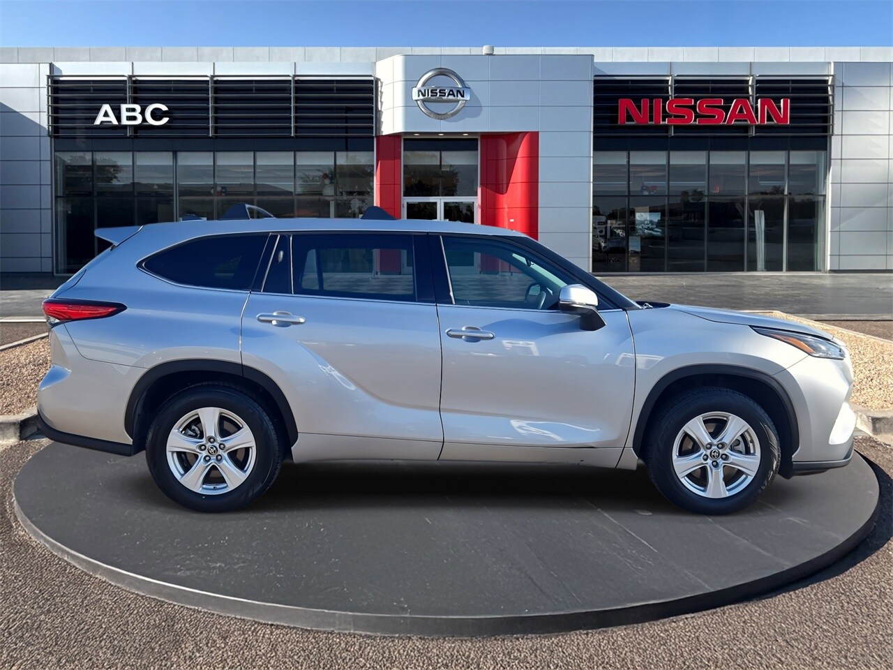 2022 Toyota Highlander L photo 4