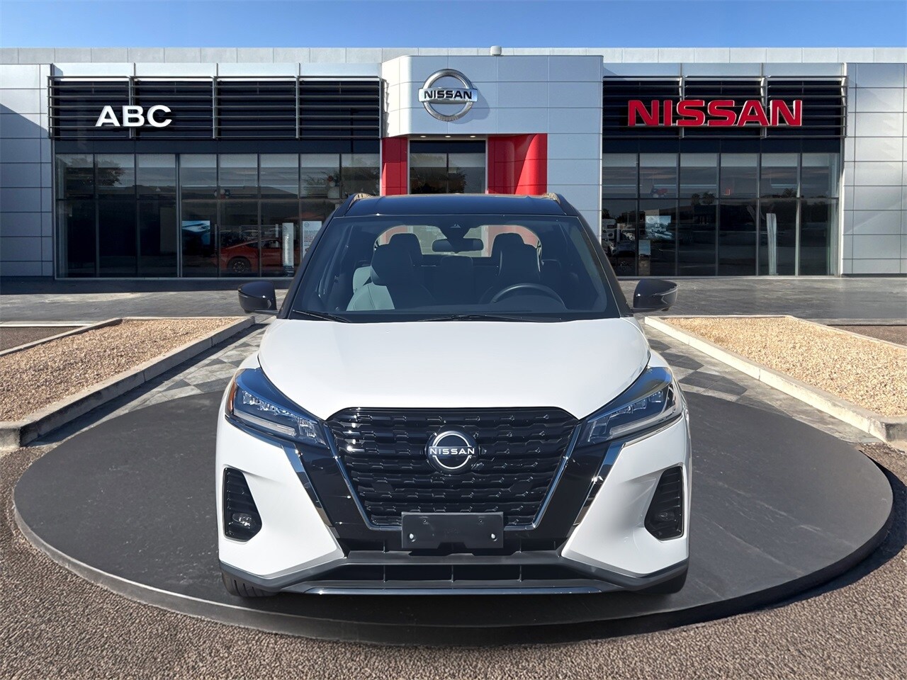 2023 Nissan Kicks SR photo 2