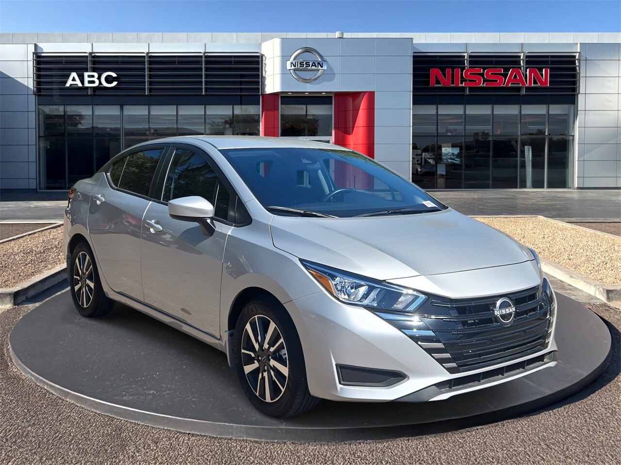 2024 Nissan Versa 1.6 SV Sedan photo 3