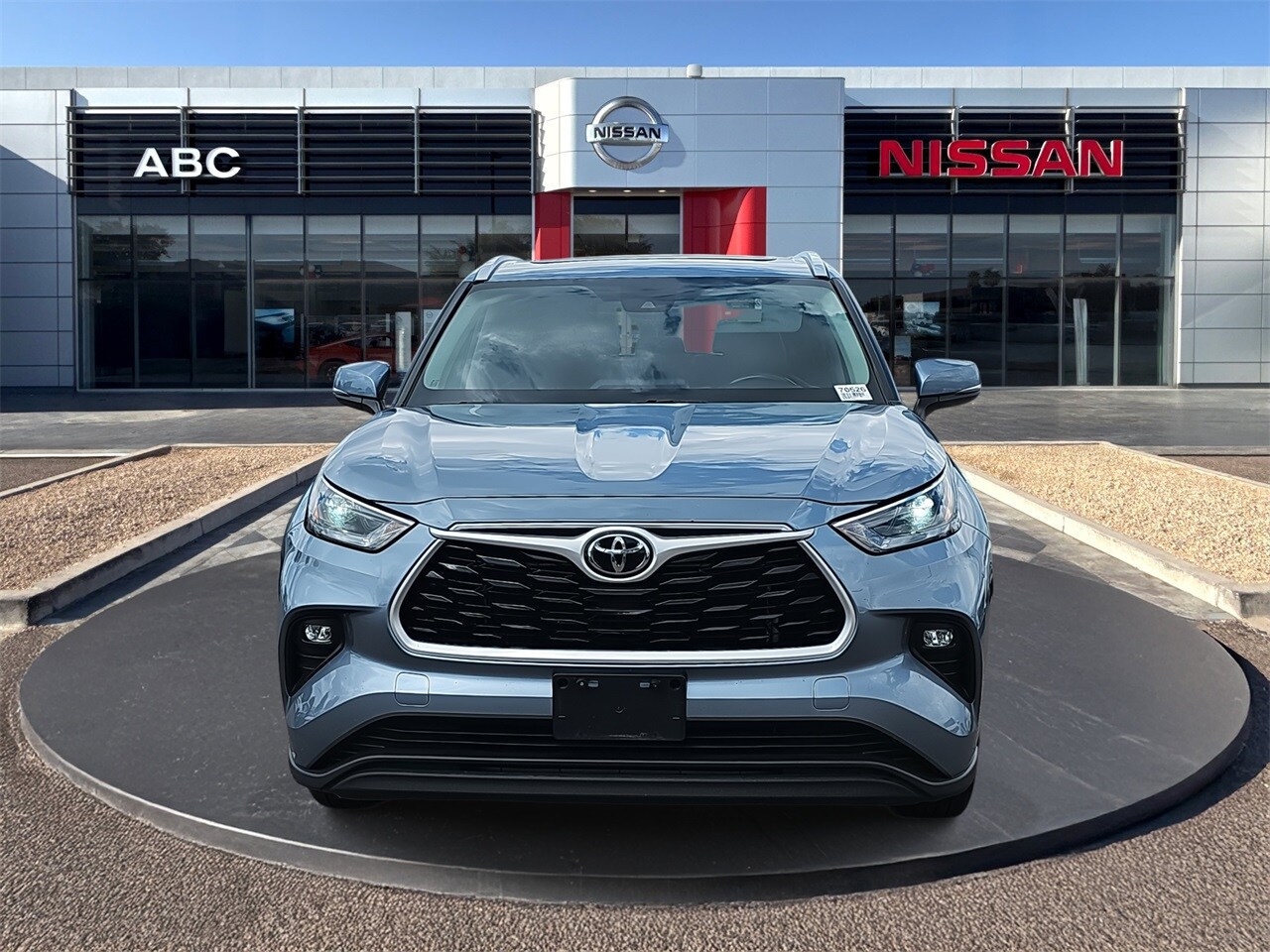2023 Toyota Highlander XLE photo 2