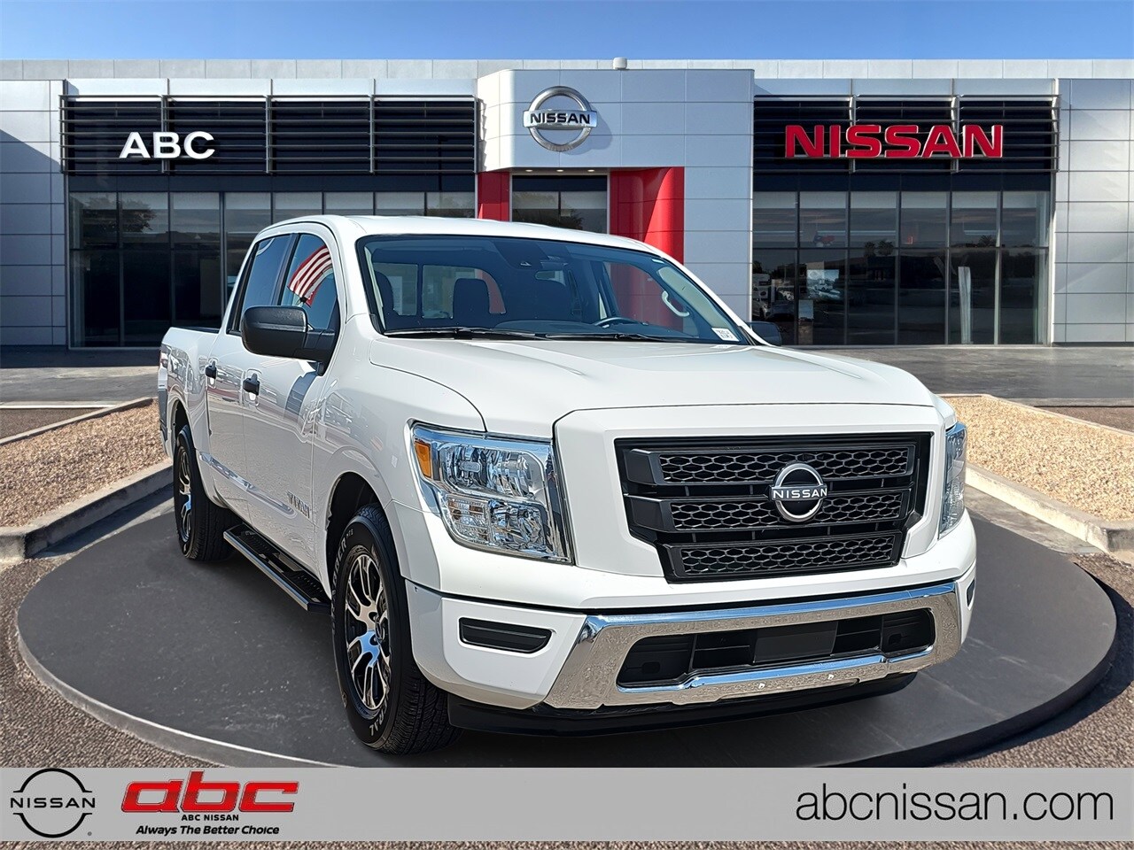 2023 Nissan Titan SV photo 2