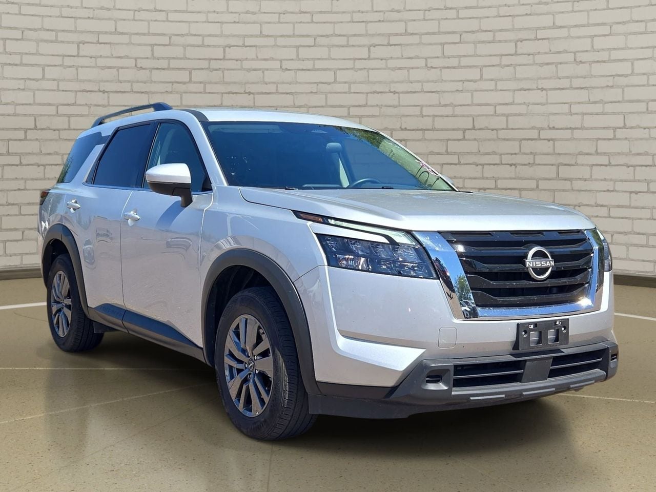 View vehicle photo 4