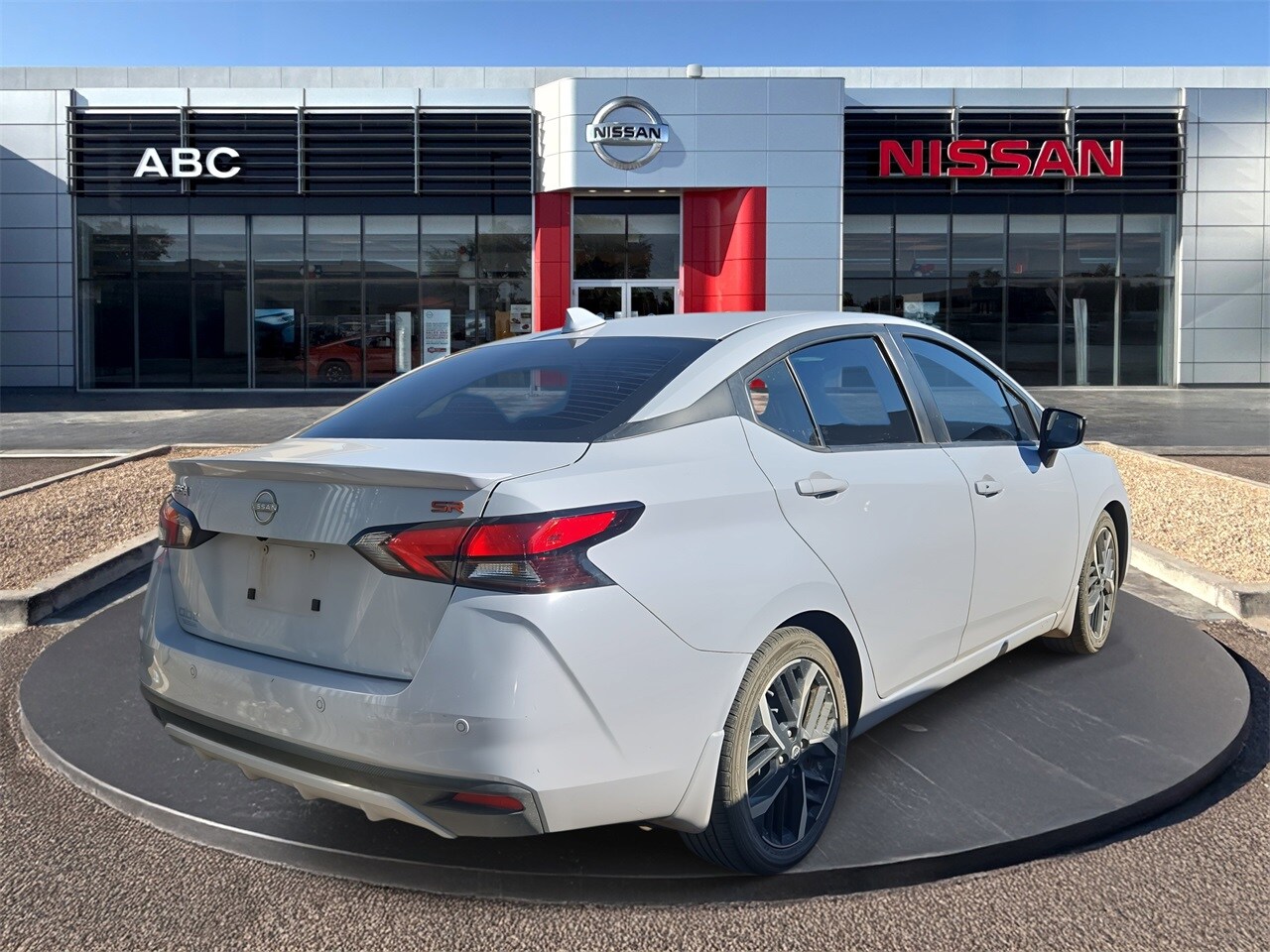 2023 Nissan Versa 1.6 SR Sedan photo 4