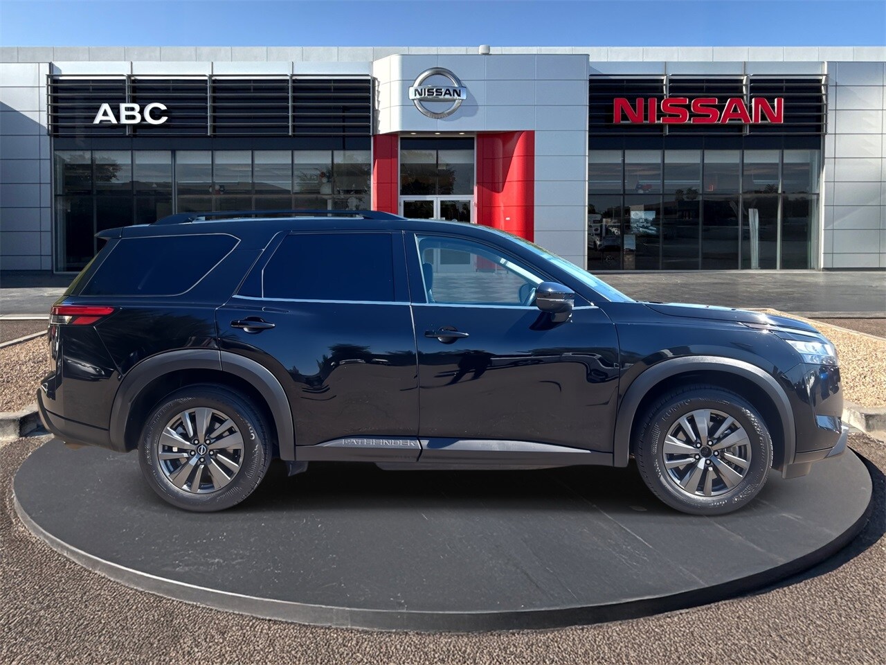 2022 Nissan Pathfinder SV photo 3