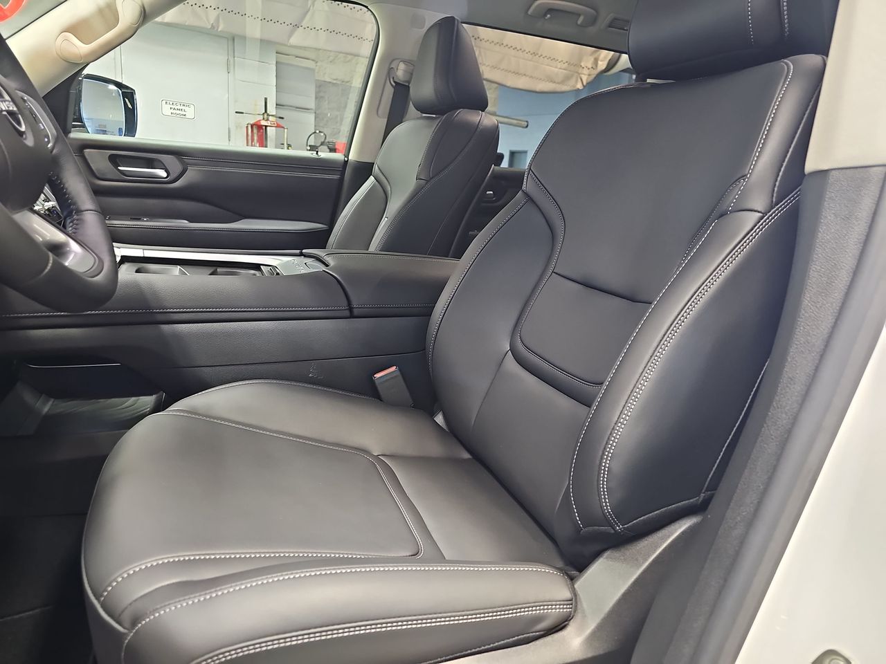 2025 Nissan Armada SV - Photo 15