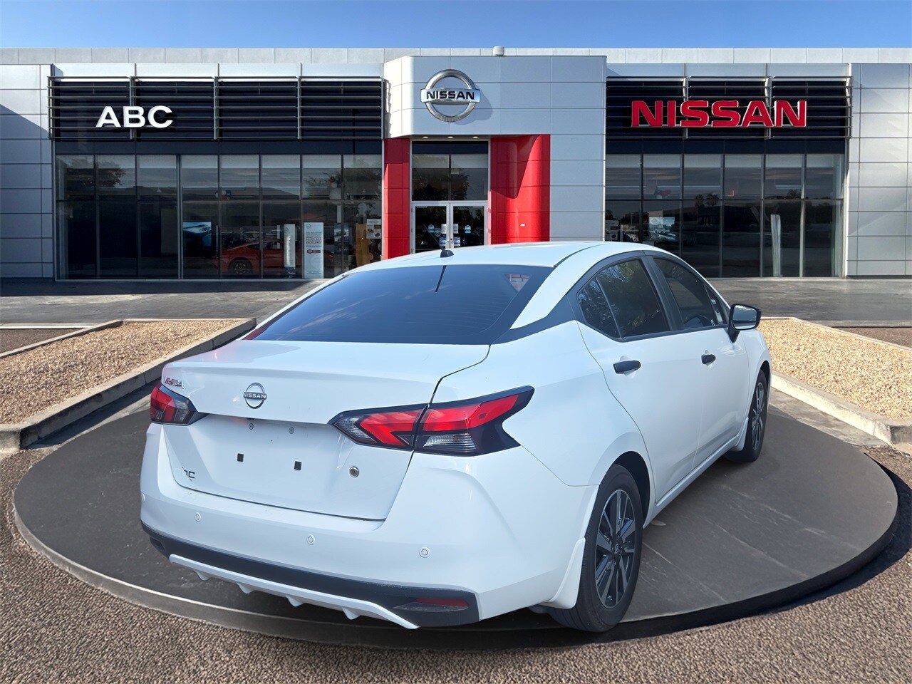 2024 Nissan Versa 1.6 S photo 4