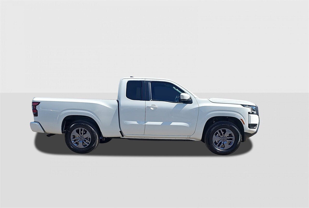 2025 Nissan Frontier SV photo 4