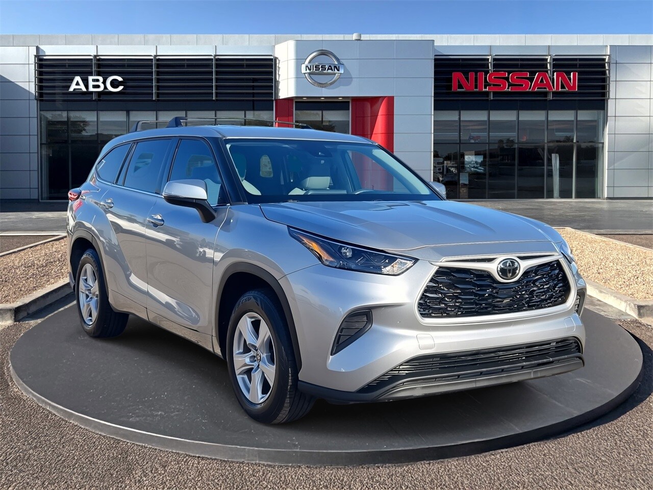 2022 Toyota Highlander L photo 3