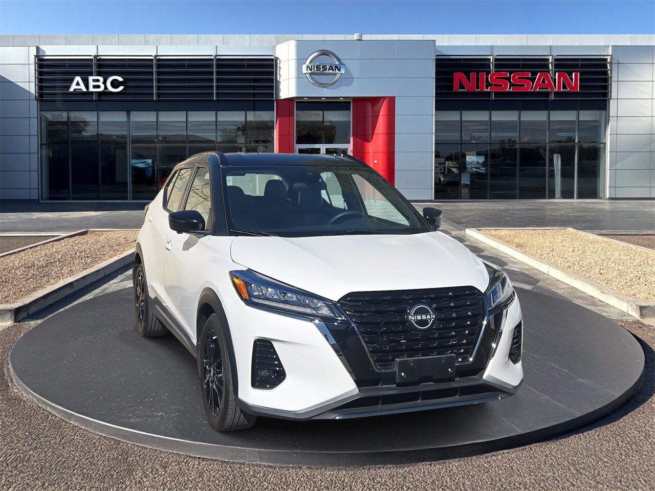 2023 Nissan Kicks SR photo 3