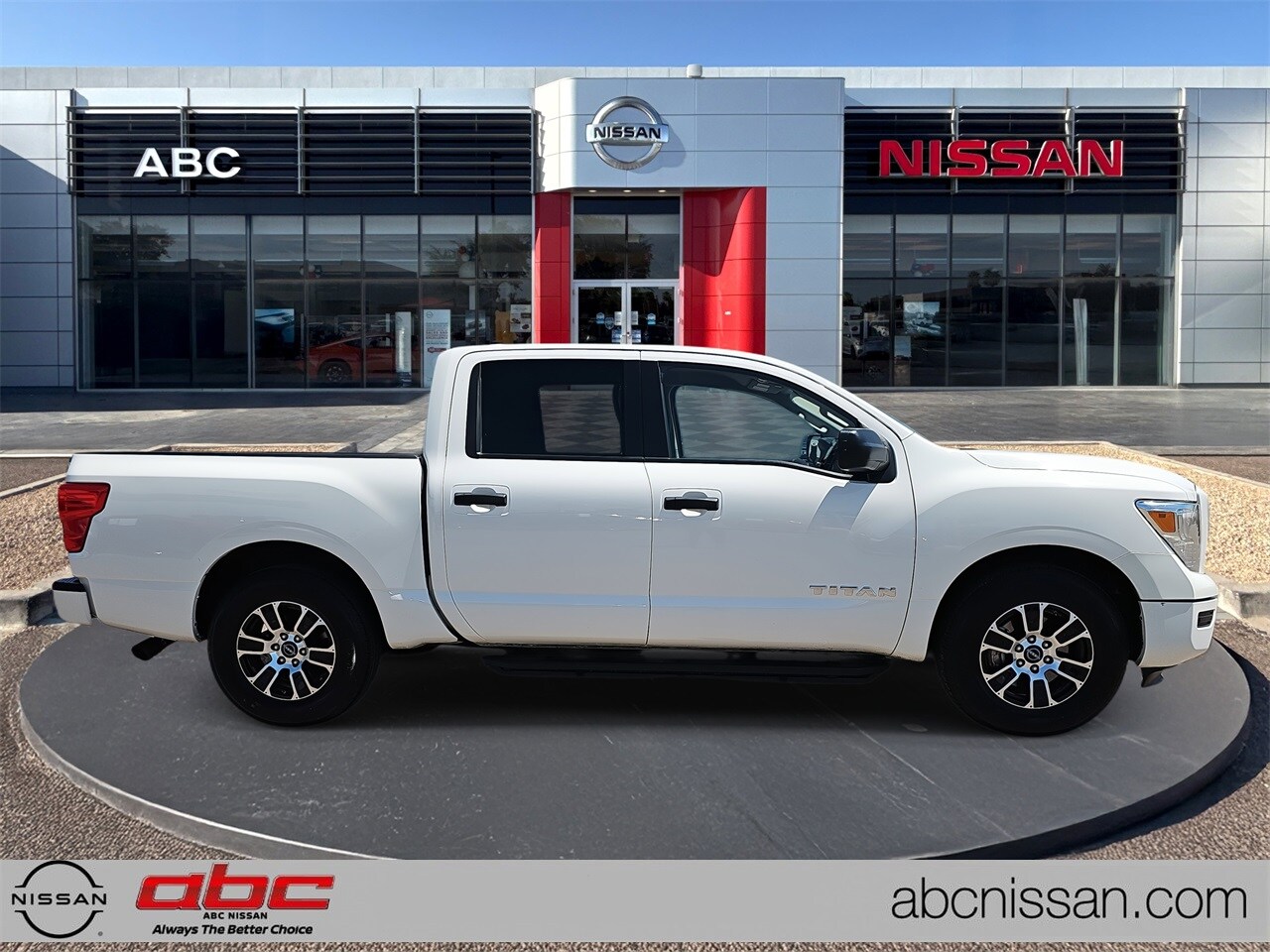 2023 Nissan Titan SV photo 3