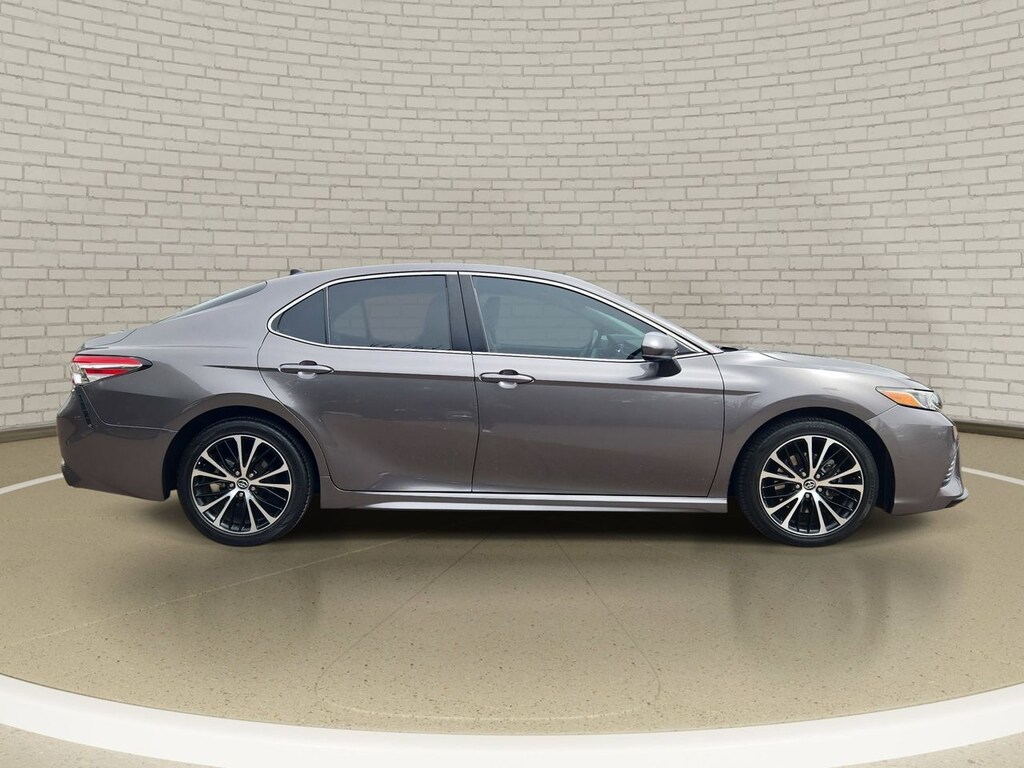Used 2020 Toyota Camry SE Sedan
