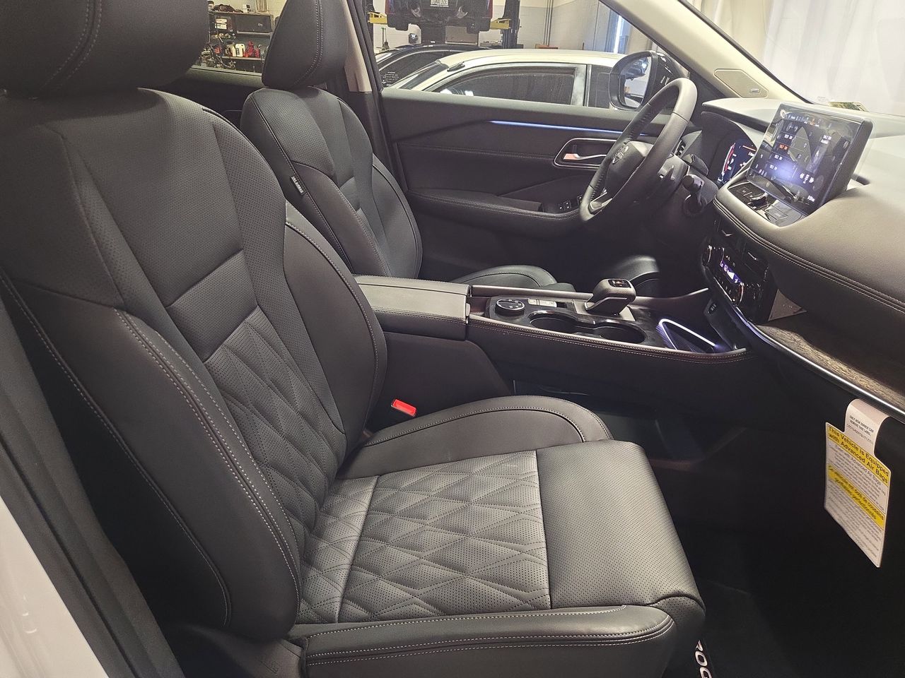 2025 Nissan Rogue Platinum - Photo 10