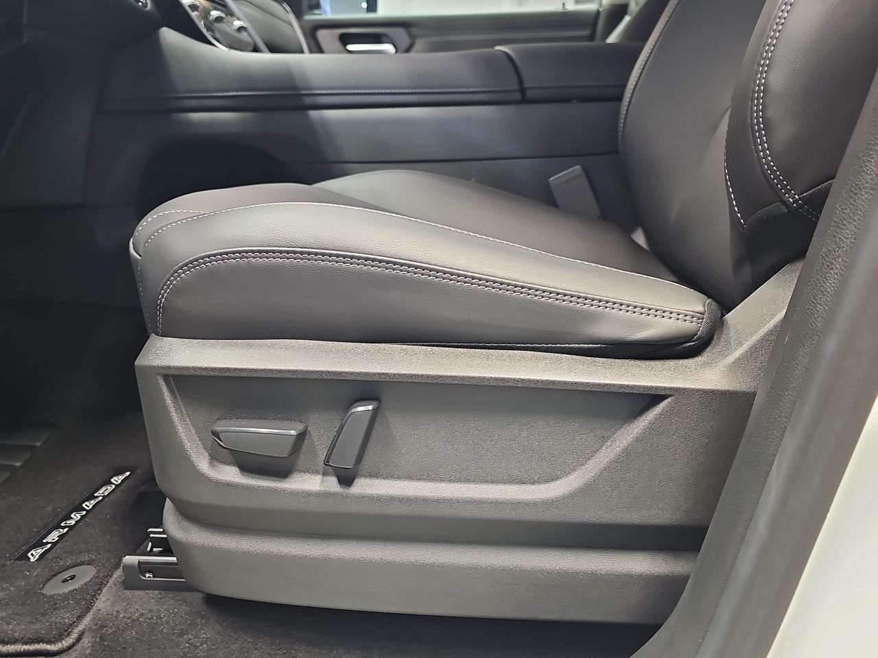 2025 Nissan Armada SV - Photo 29