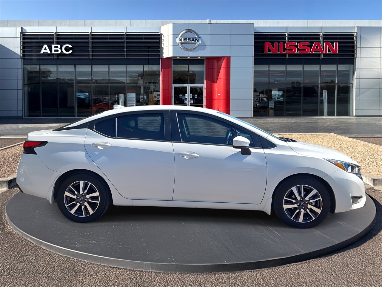 2024 Nissan Versa 1.6 SV photo 3