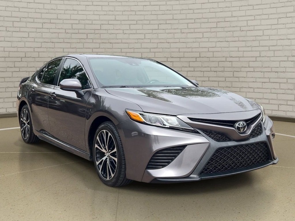 Used 2020 Toyota Camry SE Sedan