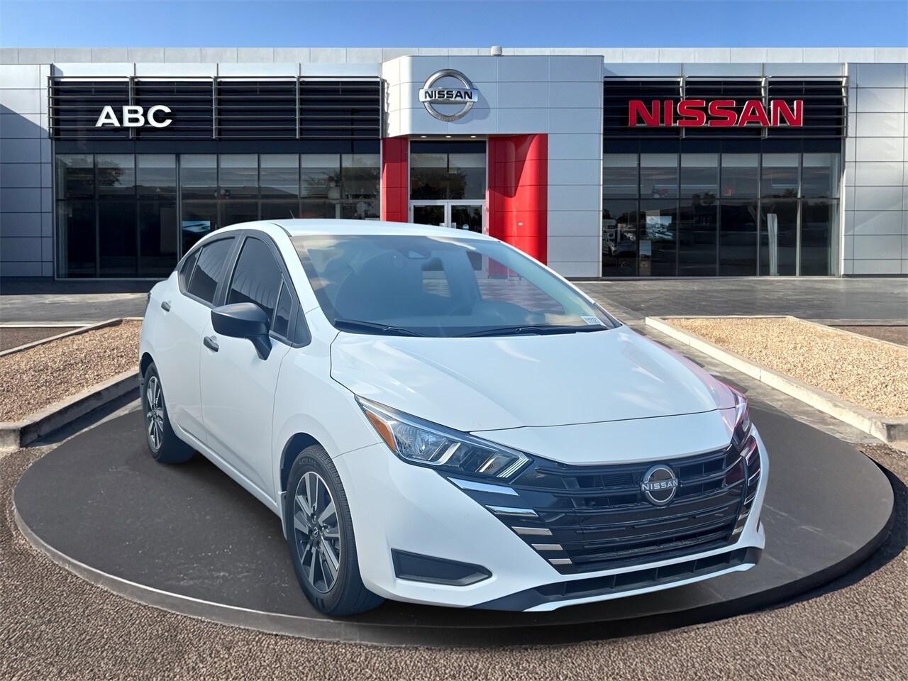 2024 Nissan Versa 1.6 S photo 3