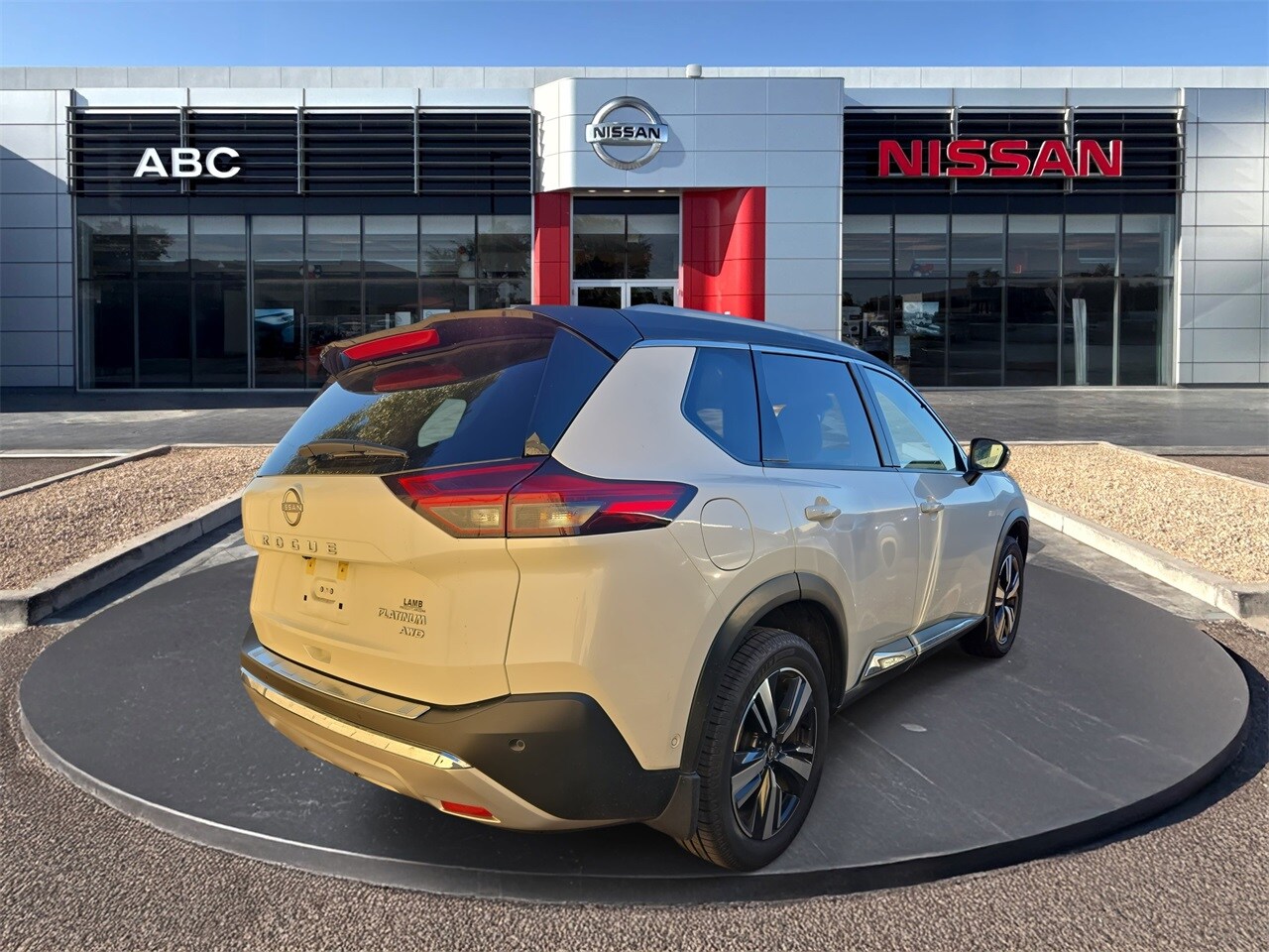2023 Nissan Rogue Platinum photo 2
