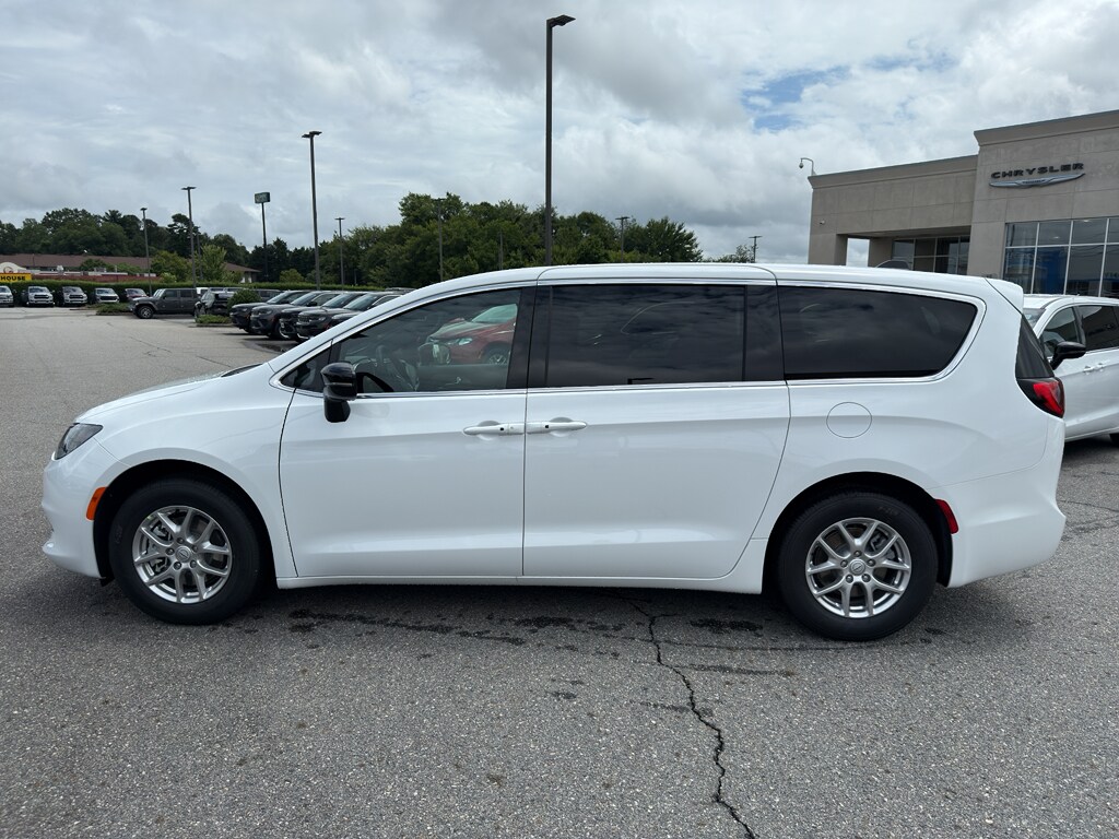 2026 Chrysler Voyager LX photo 3