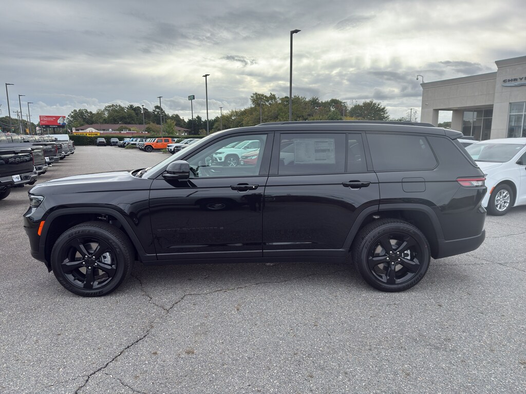 2025 Jeep Grand Cherokee Altitude photo 3