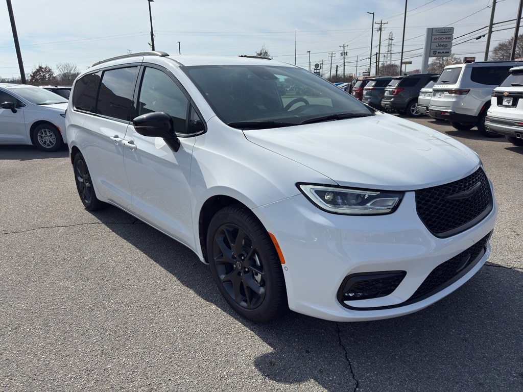 2026 Chrysler Pacifica Select's photo