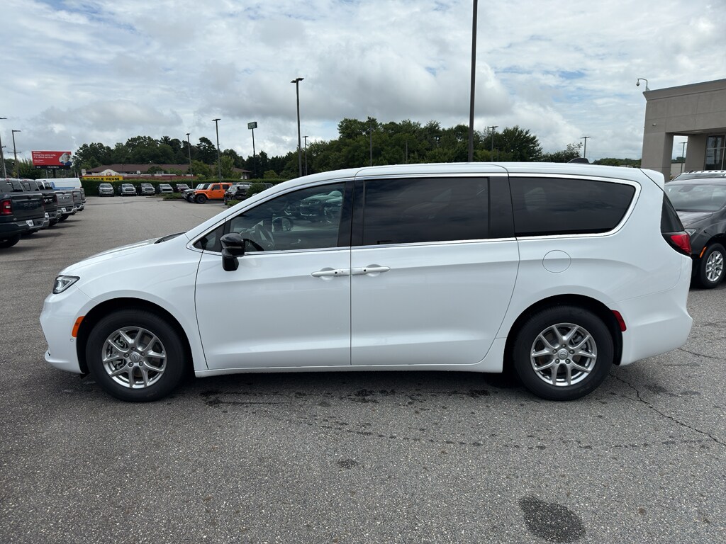 2026 Chrysler Pacifica photo 3
