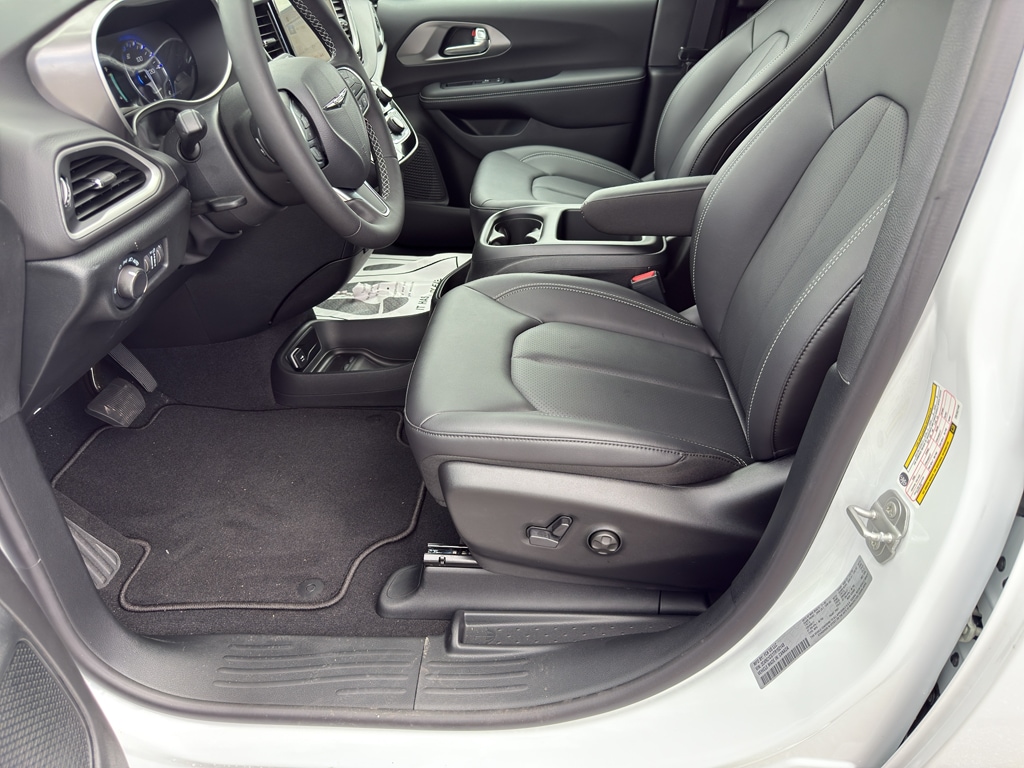 2026 Chrysler Voyager LX - Photo 7