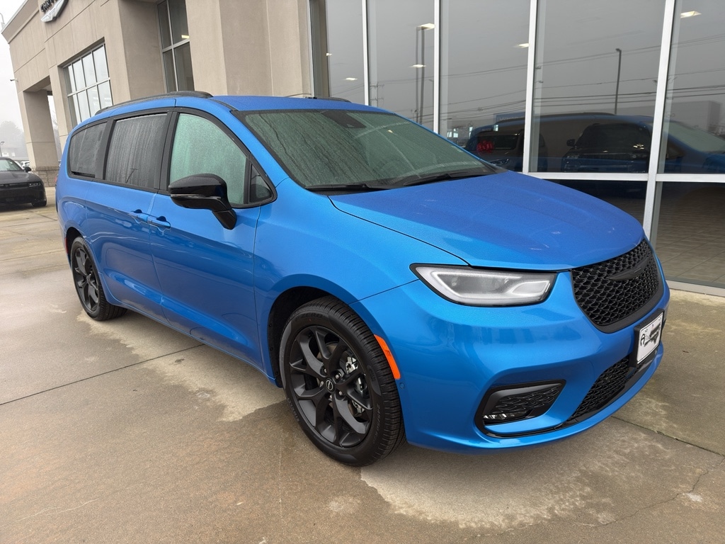 2026 Chrysler Pacifica Select's photo